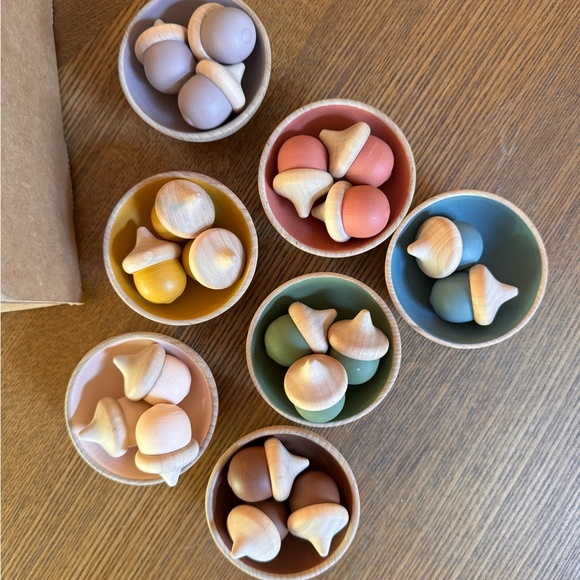 Elm + Otter Montessori wooden toy sorting set with wooden cups, balls, acorns - Picture 4 of 5